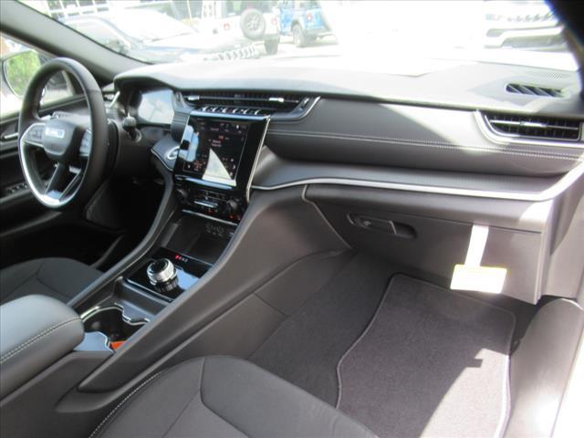 Photo of 2025 Bright White Clearcoat Jeep Grand Cherokee L
