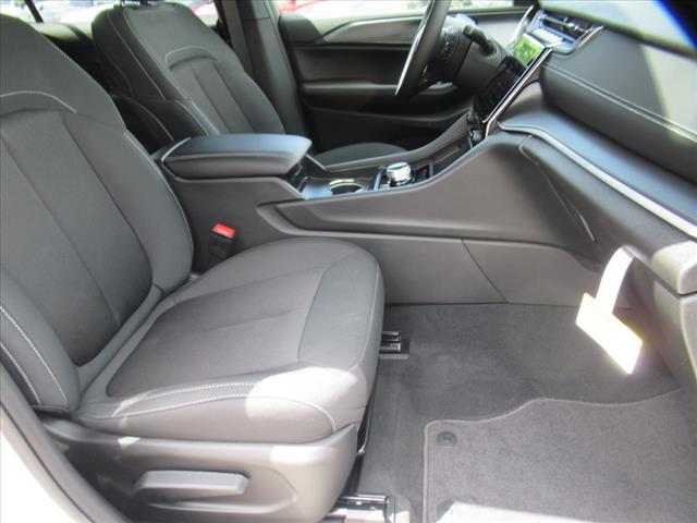 Photo of 2025 Bright White Clearcoat Jeep Grand Cherokee L