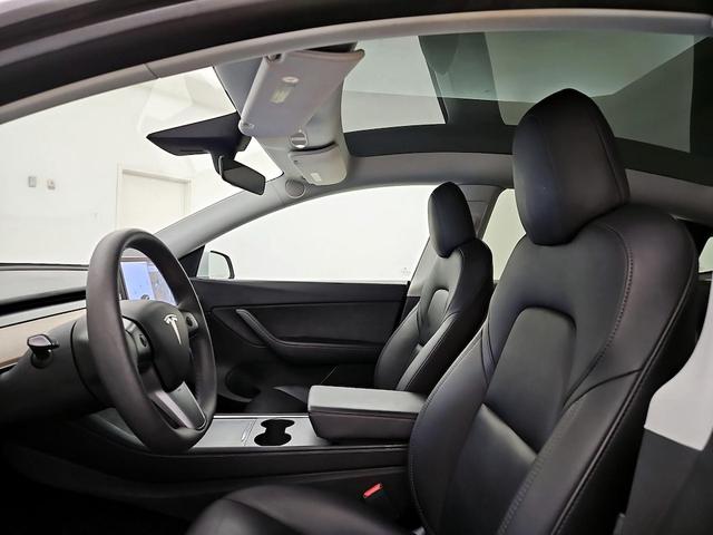 Photo of 2022 White Tesla Model Y