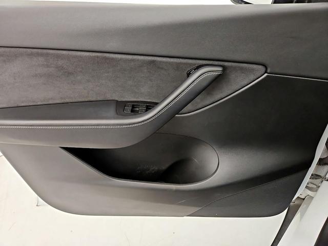Photo of 2022 White Tesla Model Y