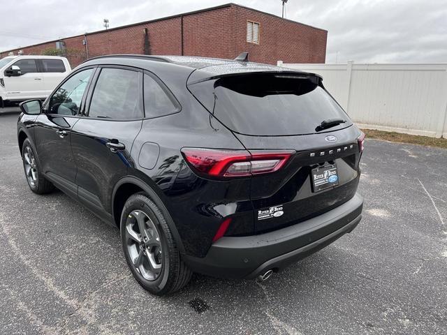 Photo of 2025 Agate Black Metallic Ford Escape