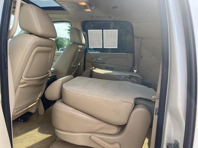 Photo of 2007 White Diamond Tricoat Cadillac Escalade ESV