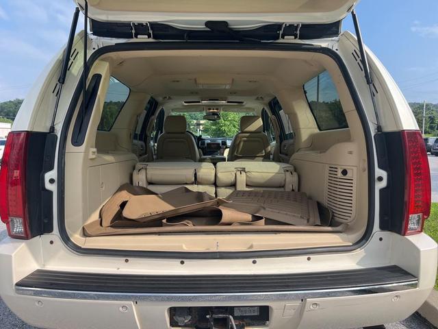 Photo of 2007 White Diamond Tricoat Cadillac Escalade ESV