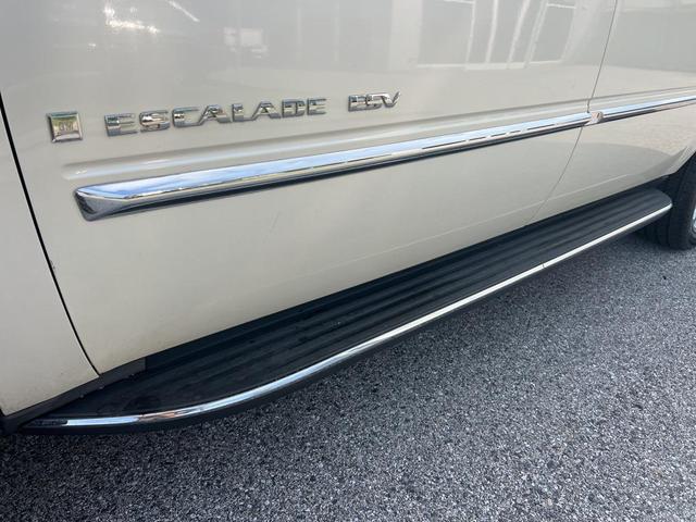 Photo of 2007 White Diamond Tricoat Cadillac Escalade ESV