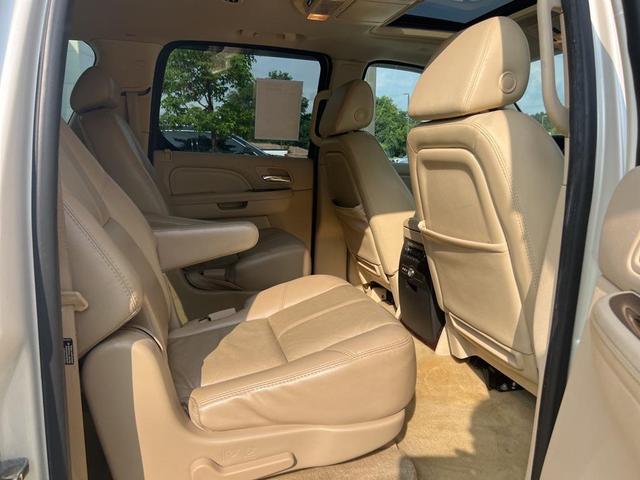 Photo of 2007 White Diamond Tricoat Cadillac Escalade ESV
