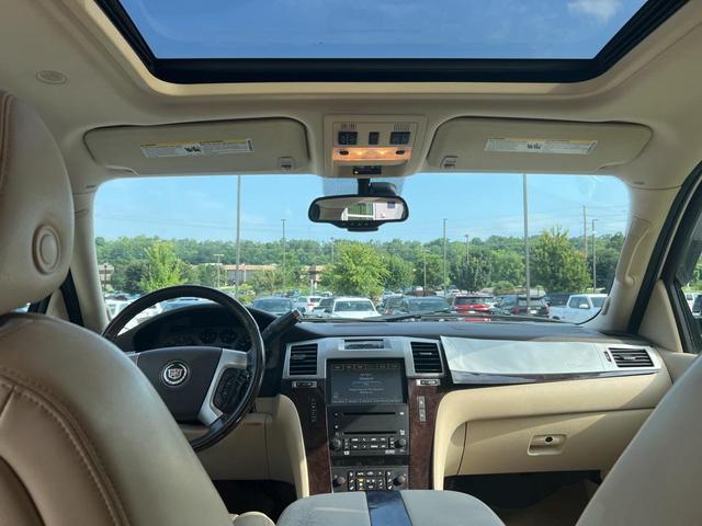 Photo of 2007 White Diamond Tricoat Cadillac Escalade ESV