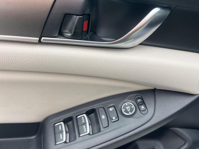 Photo of 2018 Platinum White Pearl Honda Accord