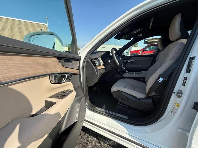 Photo of 2026 Crystal White Volvo XC90