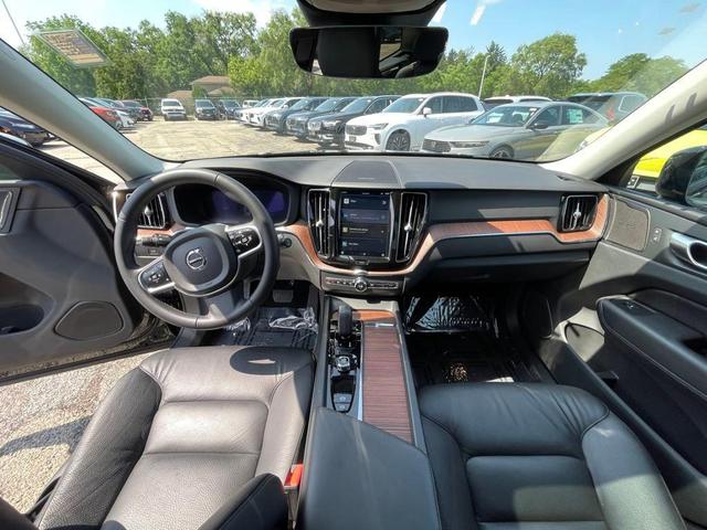 Photo of 2024 Onyx Black Metallic Volvo XC60