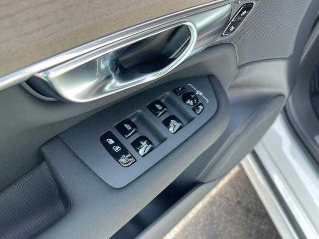 Photo of 2025 Crystal White Volvo XC90 Plug-In Hybrid