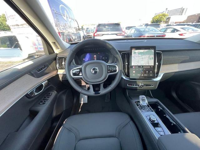 Photo of 2026 Crystal White Volvo XC90