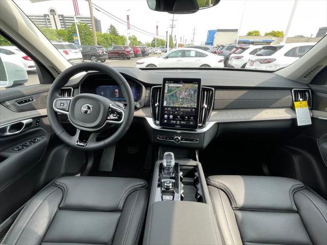 Photo of 2025 Crystal White Volvo XC90 Plug-In Hybrid
