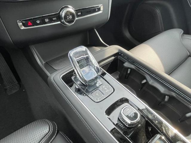 Photo of 2025 Crystal White Volvo XC90 Plug-In Hybrid