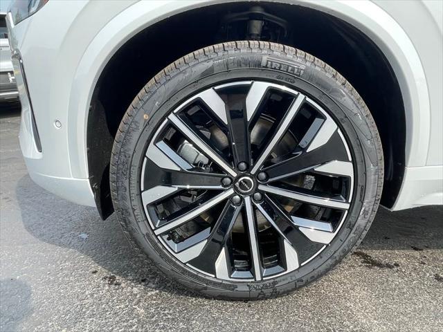 Photo of 2025 Crystal White Volvo XC90 Plug-In Hybrid