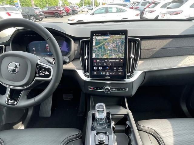 Photo of 2025 Crystal White Volvo XC90 Plug-In Hybrid