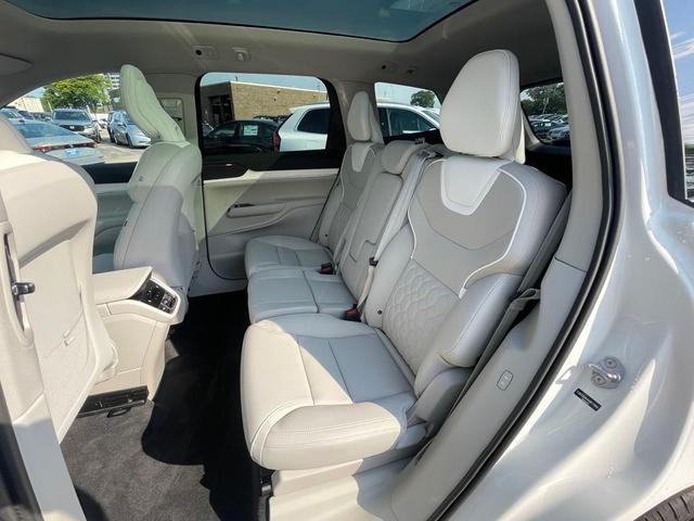 Photo of 2025 Crystal White Volvo EX90