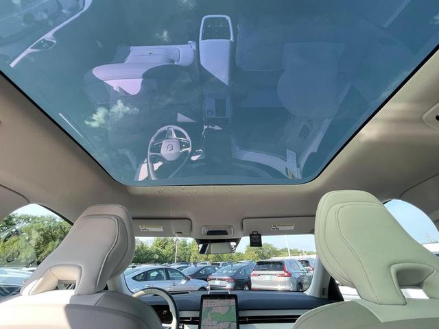 Photo of 2025 Crystal White Volvo EX90