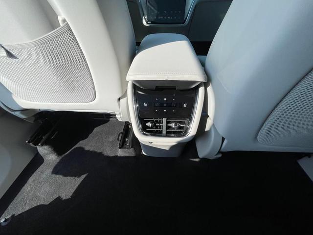 Photo of 2025 Crystal White Volvo EX90