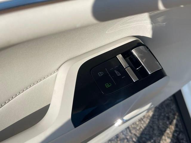 Photo of 2025 Crystal White Volvo EX90