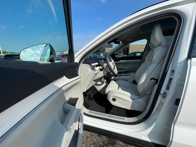 Photo of 2025 Crystal White Volvo EX90