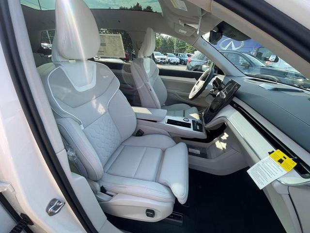 Photo of 2025 Crystal White Volvo EX90