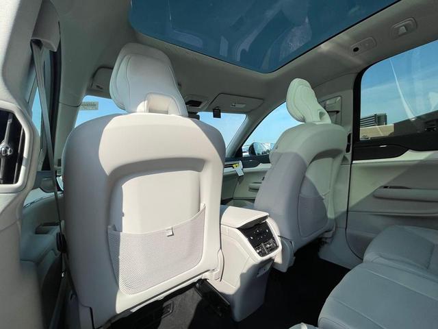 Photo of 2025 Crystal White Volvo EX90