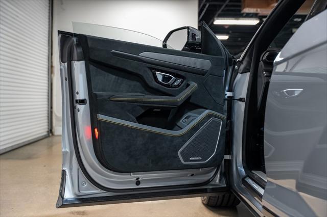 Photo of 2024 Grigio Nimbus Metallic Lamborghini Urus