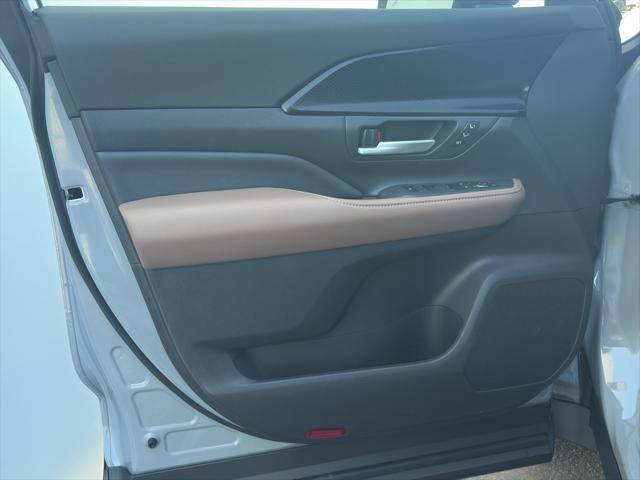 Photo of 2025 Cement Toyota Grand Highlander Hybrid