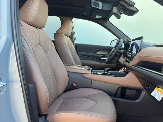 Photo of 2025 Cement Toyota Grand Highlander Hybrid