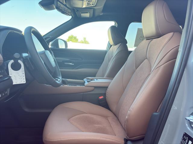 Photo of 2025 Cement Toyota Grand Highlander Hybrid