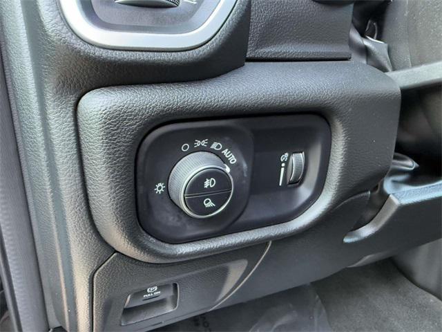 Photo of 2023 Diamond Black Crystal Pearlcoat RAM 1500
