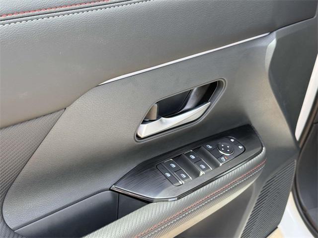 Photo of 2025 White Nissan Kicks