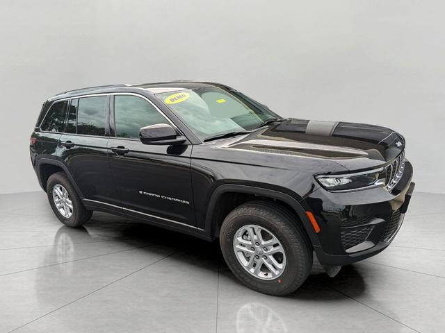 Photo of 2025 Diamond Black Crystal Pearlcoat Jeep Grand Cherokee