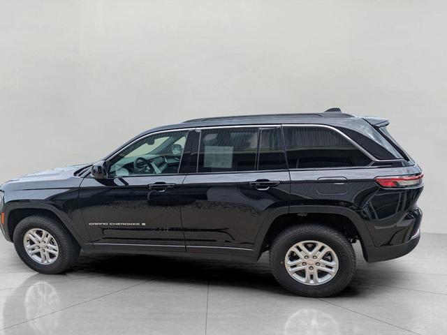 Photo of 2025 Diamond Black Crystal Pearlcoat Jeep Grand Cherokee