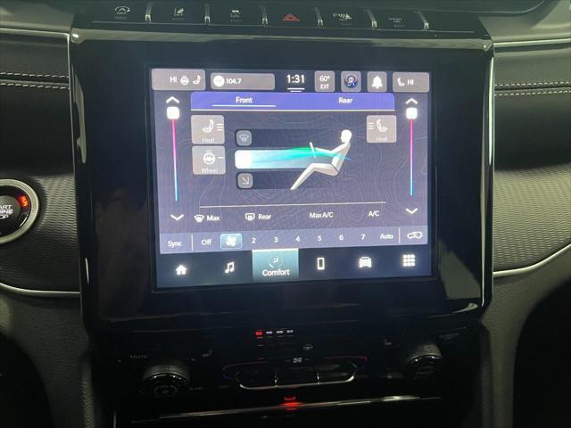 Photo of 2025 Diamond Black Crystal Pearlcoat Jeep Grand Cherokee L