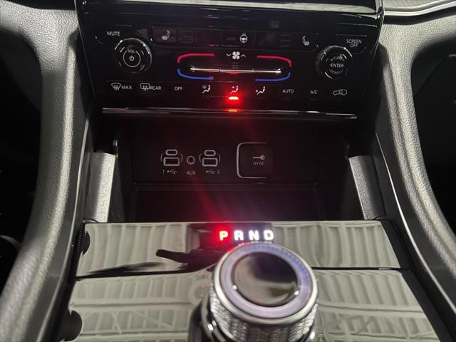 Photo of 2025 Diamond Black Crystal Pearlcoat Jeep Grand Cherokee L