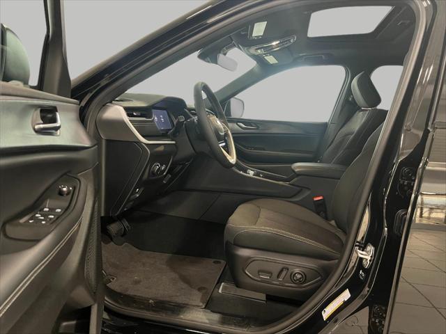 Photo of 2025 Diamond Black Crystal Pearlcoat Jeep Grand Cherokee L