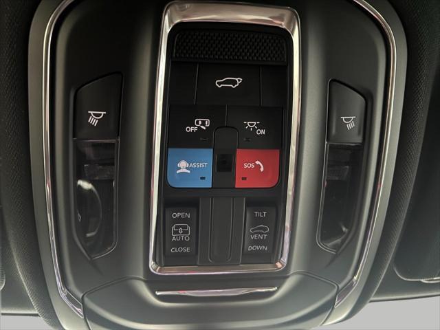 Photo of 2025 Diamond Black Crystal Pearlcoat Jeep Grand Cherokee L