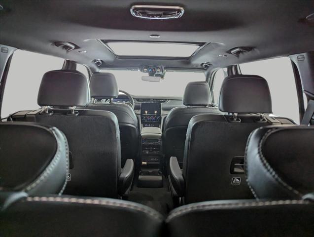 Photo of 2025 Diamond Black Crystal Pearlcoat Jeep Grand Cherokee L
