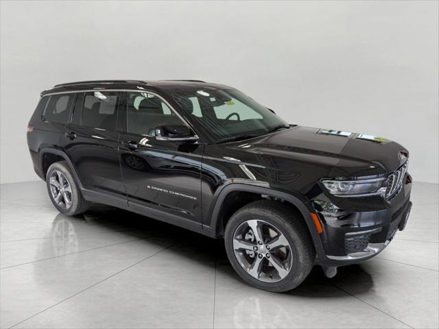 Photo of 2025 Diamond Black Crystal Pearlcoat Jeep Grand Cherokee L