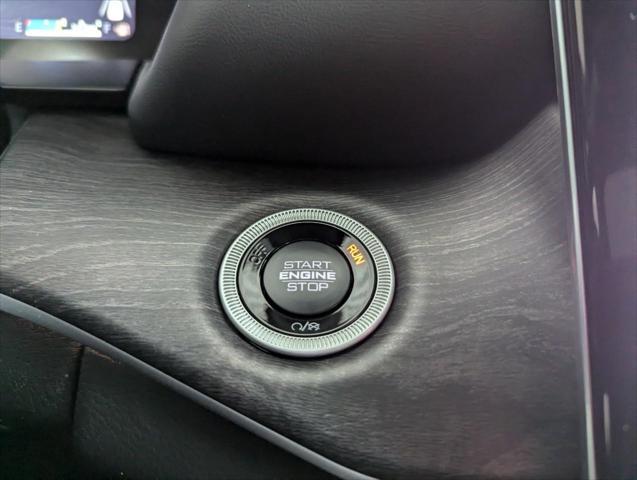 Photo of 2025 Diamond Black Crystal Pearlcoat Jeep Grand Cherokee L