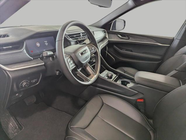 Photo of 2025 Diamond Black Crystal Pearlcoat Jeep Grand Cherokee L