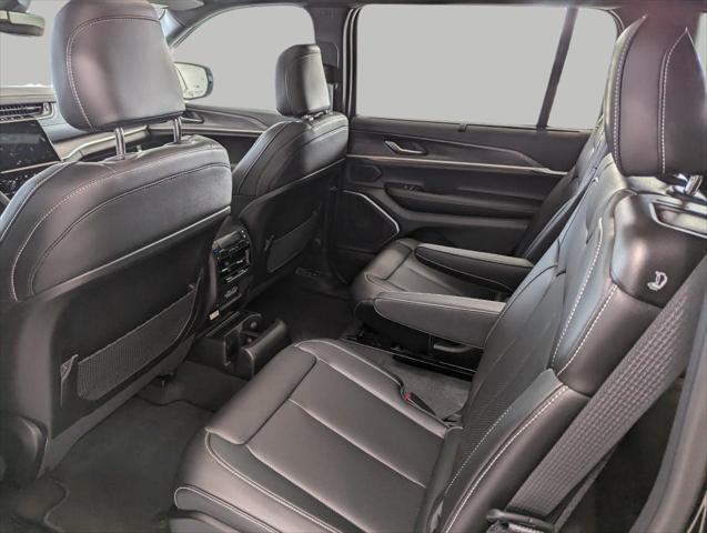 Photo of 2025 Diamond Black Crystal Pearlcoat Jeep Grand Cherokee L