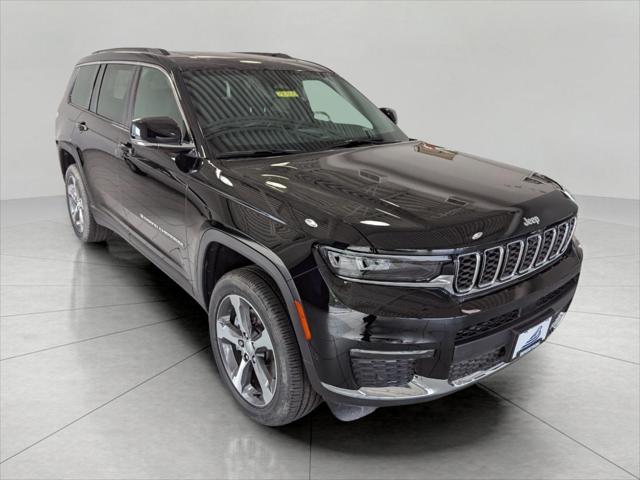 Photo of 2025 Diamond Black Crystal Pearlcoat Jeep Grand Cherokee L