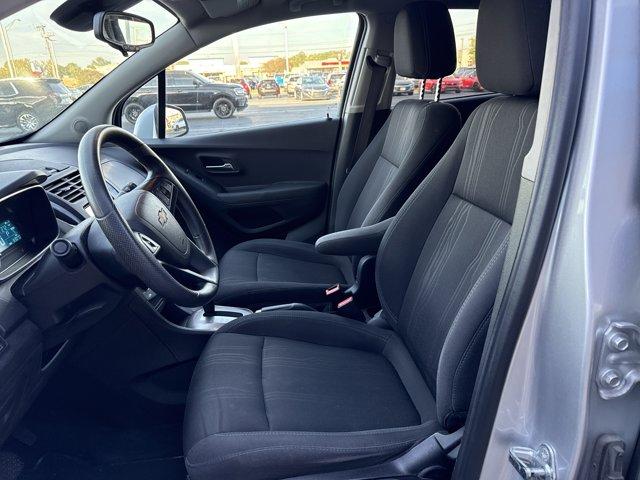 Photo of 2016 Silver Ice Metallic Chevrolet Trax