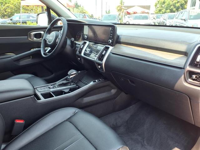 Photo of 2022 Glacial White Pearl Kia Sorento
