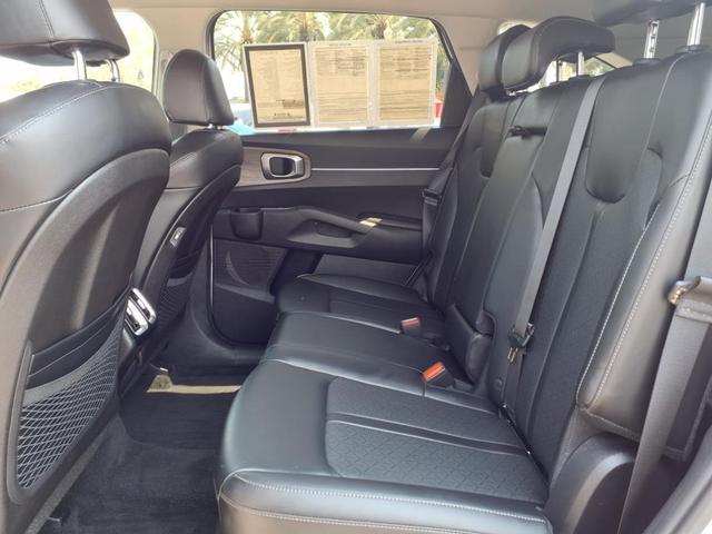 Photo of 2022 Glacial White Pearl Kia Sorento