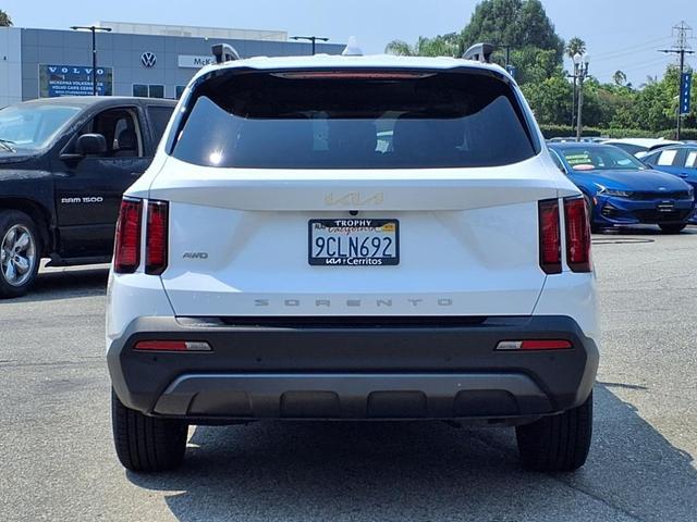 Photo of 2022 Glacial White Pearl Kia Sorento