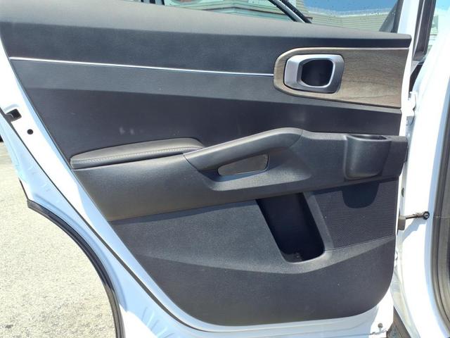 Photo of 2022 Glacial White Pearl Kia Sorento