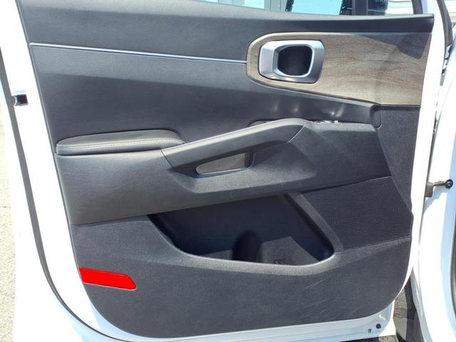 Photo of 2022 Glacial White Pearl Kia Sorento